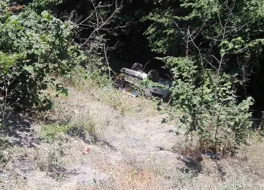 Zonguldak’ın Alaplı ilçesinde kontrolden çıkan otomobilin yaklaşık 20 metre aşağıdaki