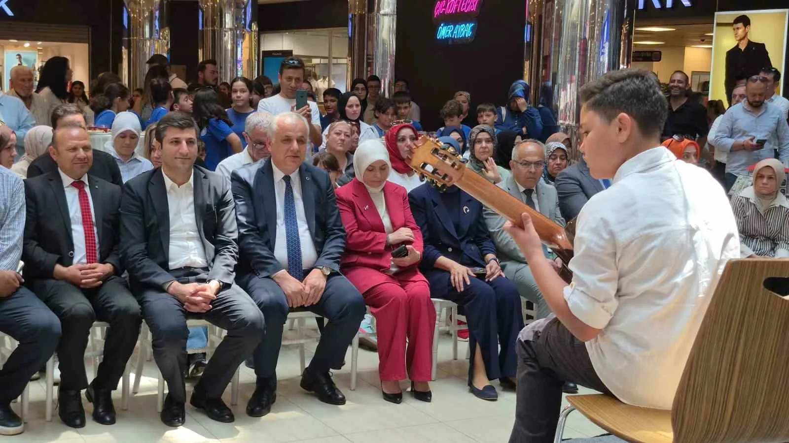 Düzce Kasım Aktaş Ortaokulu yılsonu sergisi açıldı. Sergide ortaokul öğrencilerinin