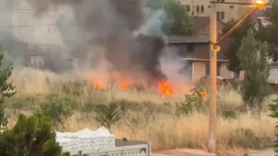 Karabük’te boş arazide çıkan ot yangını, itfaiye ekiplerinin zamanında müdahalesiyle