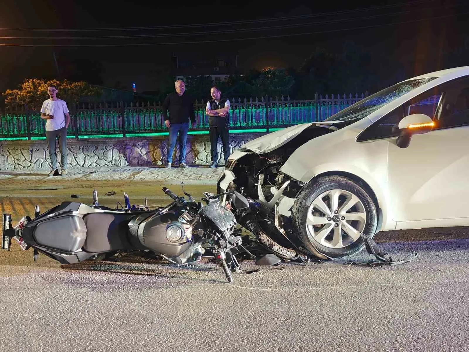 Sakarya’nın Akyazı ilçesinde otomobil ile motosikletin kafa kafaya çarpışması sonucu