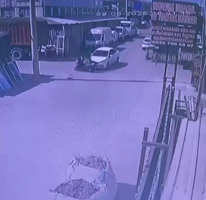 Kocaeli’nin İzmit ilçesinde otomobille çarpışan motosikletli sürücü yaralandı. Kaza anı