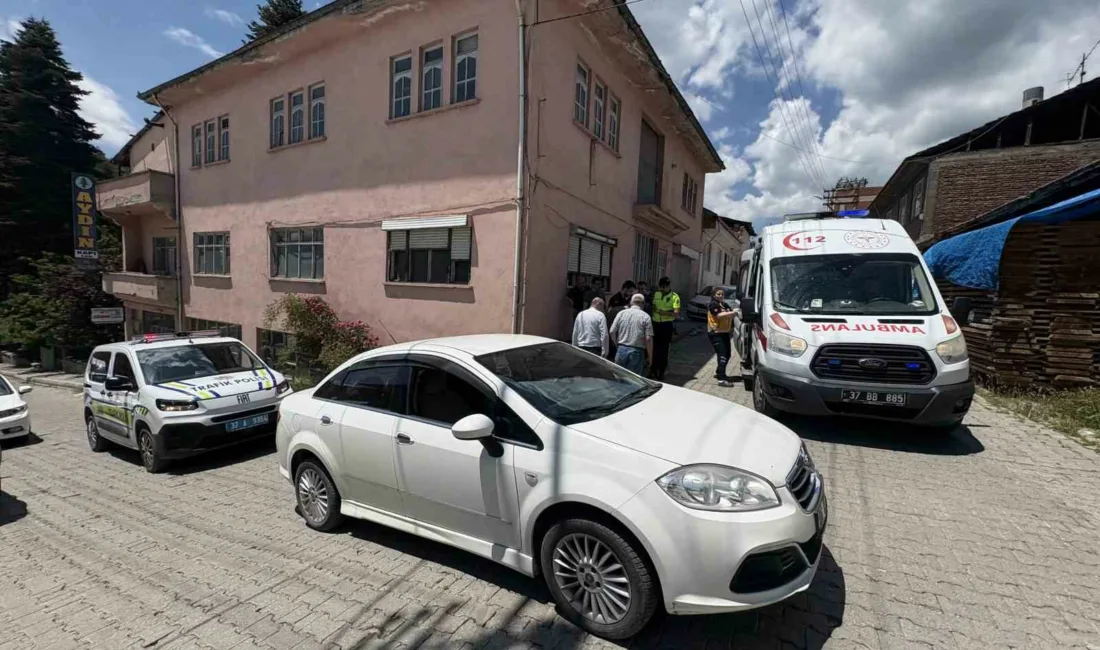Kastamonu’nun Tosya ilçesinde oyun oynarken aniden yola atlayan çocuk otomobilin