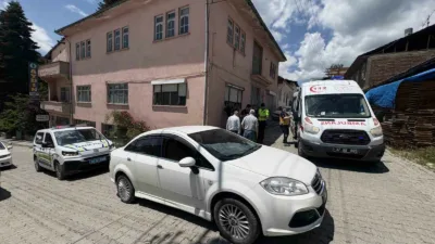 Kastamonu’nun Tosya ilçesinde oyun oynarken aniden yola atlayan çocuk otomobilin