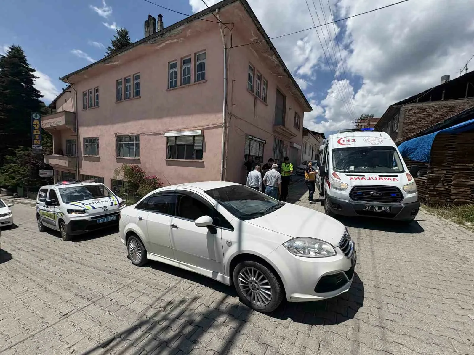 Kastamonu’nun Tosya ilçesinde oyun oynarken aniden yola atlayan çocuk otomobilin