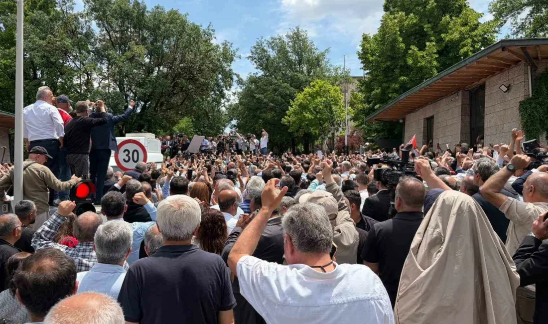 CHP TBMM Grup Başkanı Özgür Özel, TBMM Dikmen Kapısı önünde