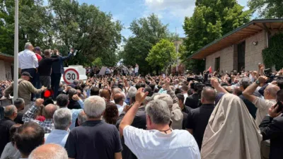 CHP TBMM Grup Başkanı Özgür Özel, TBMM Dikmen Kapısı önünde
