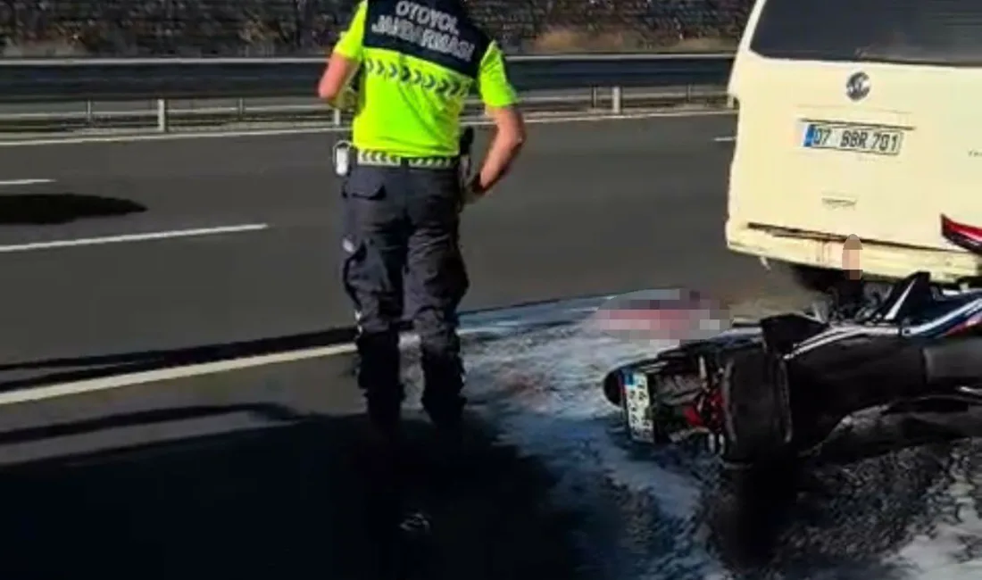 Kocaeli’nin İzmit ilçesi Kuzey Marmara Otoyolu’nda panelvana arkadan çarpan motosikletin