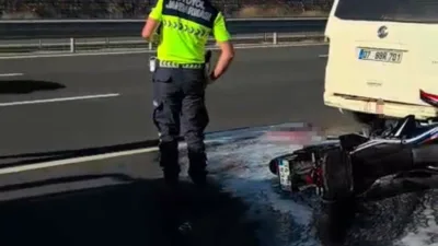 Kocaeli’nin İzmit ilçesi Kuzey Marmara Otoyolu’nda panelvana arkadan çarpan motosikletin
