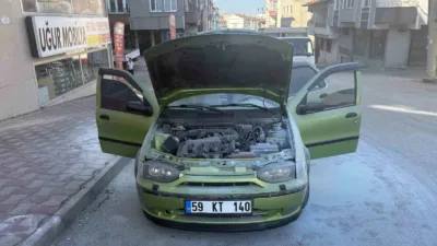 Kastamonu’nun Tosya ilçesinde park halindeki araçta çıkan yangını vatandaşlar söndürdü.