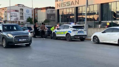 Kocaeli’nin Kartepe ilçesinde peş peşe iki ayrı araca çarpan ve