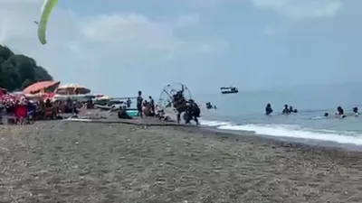 Düzce’nin Akçakoca ilçesindeki plajda kalkış yapmaya çalışan motorlu yamaç paraşütünün