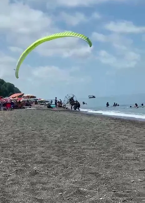 Düzce’nin Akçakoca ilçesindeki plajda kalkış yapmaya çalışan motorlu yamaç paraşütünün
