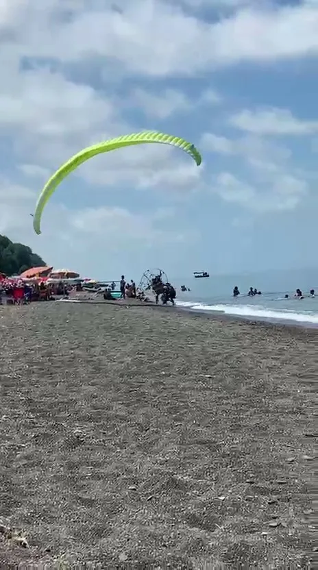 Düzce’nin Akçakoca ilçesindeki plajda kalkış yapmaya çalışan motorlu yamaç paraşütünün