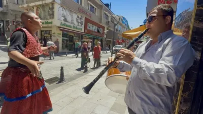 Zonguldak’ın Mithatpaşa Mahallesi Nizam Caddesi Doktorlar Sokağı’nda roman vatandaşların müzikli