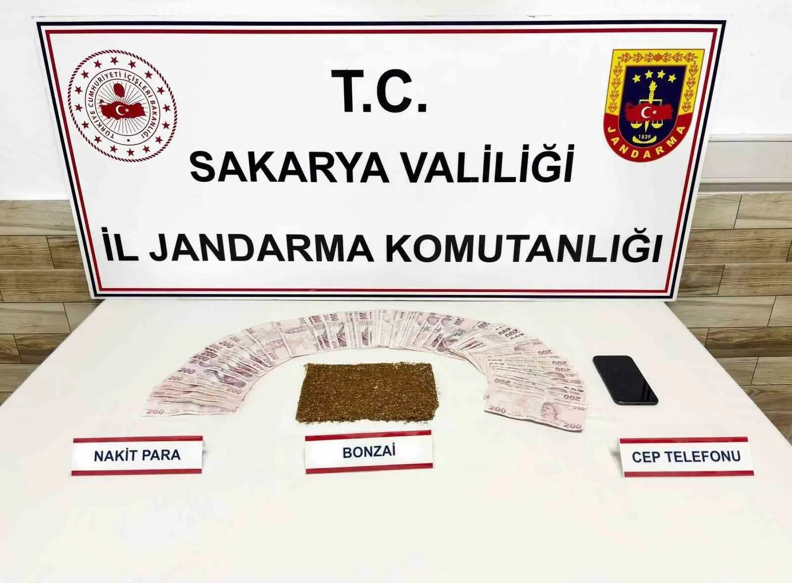 Sakarya’da jandarma ekiplerince uyuşturucu madde satıcılarına yönelik 3 ilçede düzenlenen