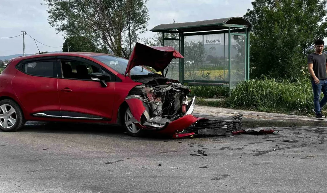 Sakarya’nın Adapazarı ilçesinde iki otomobilin kafa kafaya çarpıştığı kazada yaralanan