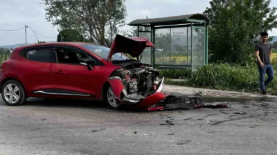 Sakarya’nın Adapazarı ilçesinde iki otomobilin kafa kafaya çarpıştığı kazada yaralanan