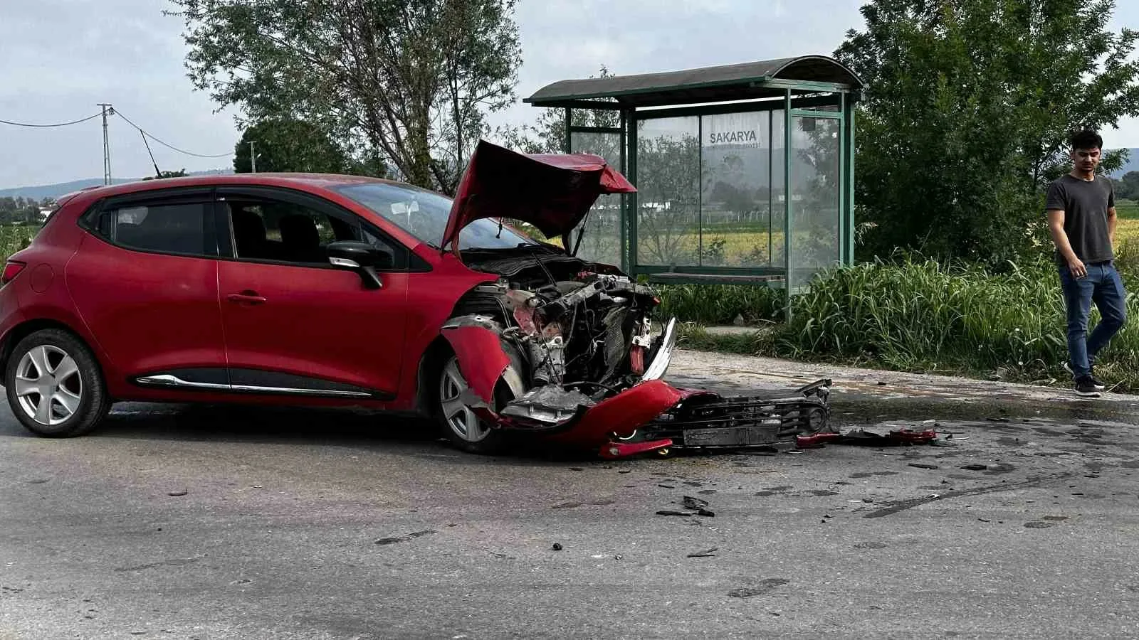 Sakarya’nın Adapazarı ilçesinde iki otomobilin kafa kafaya çarpıştığı kazada yaralanan