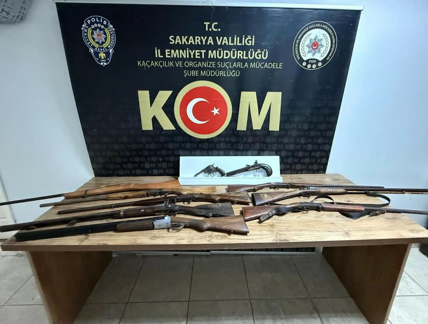 Sakarya’nın Adapazarı ilçesinde bir iş yerine düzenlenen silah kaçakçılığı operasyonunda