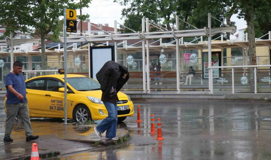 Sakarya’da kent genelinde etkisini gösteren sağanak yağış, günlük yaşamı olumsuz