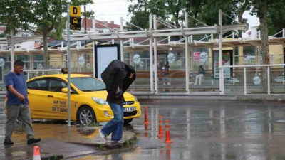Sakarya’da kent genelinde etkisini gösteren sağanak yağış, günlük yaşamı olumsuz