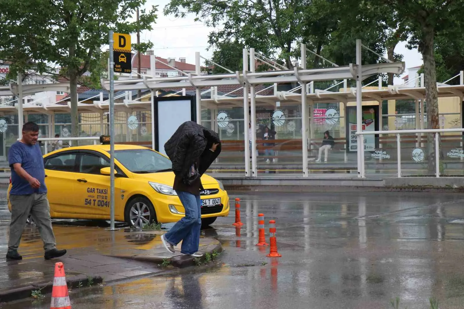 Sakarya’da kent genelinde etkisini gösteren sağanak yağış, günlük yaşamı olumsuz