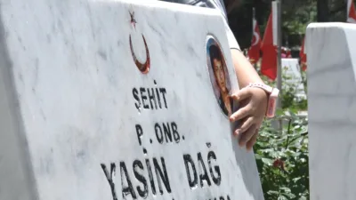 Toprağa verdikleri yakınlarını ziyarete gelen şehit aileleri, bu Babalar Günü’nü