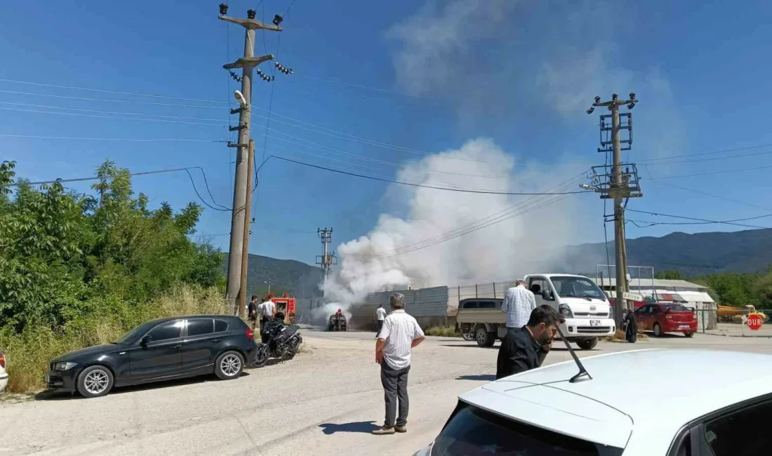 Sakarya’da seyir halindeyken yangının çıktığı otomobil kullanılamaz hale geldi. Arifiye