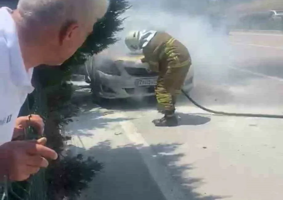 Karabük’ün Safranbolu ilçesinde seyir halindeki otomobilin motor bölümünde çıkan yangın,