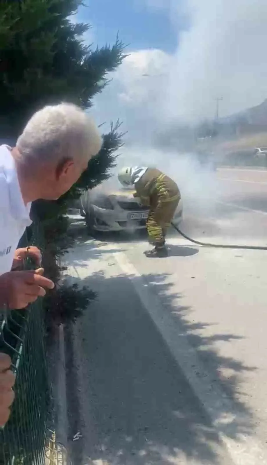 Karabük’ün Safranbolu ilçesinde seyir halindeki otomobilin motor bölümünde çıkan yangın,