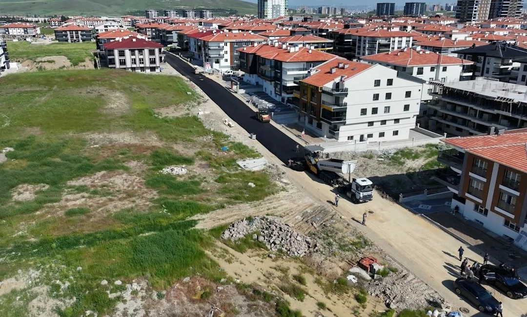 Sincan Belediyesi, ilçe genelinde sürdürdüğü asfalt seferberliği kapsamında çalışmalarına ara