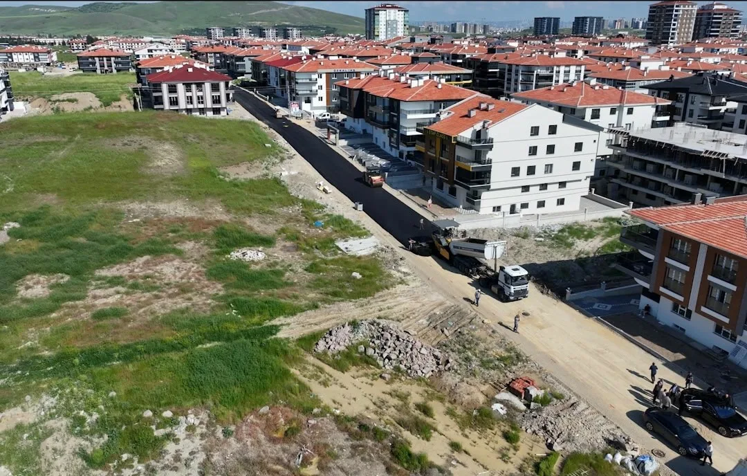 Sincan Belediyesi, ilçe genelinde sürdürdüğü asfalt seferberliği kapsamında çalışmalarına ara