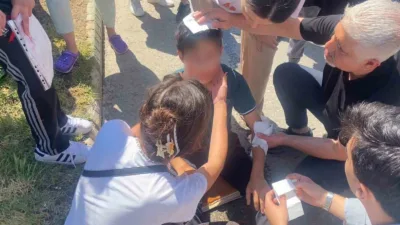 Karabük’ün Safranbolu ilçesinde takdir belgesi almanın sevinciyle yolun karşısına geçmeye