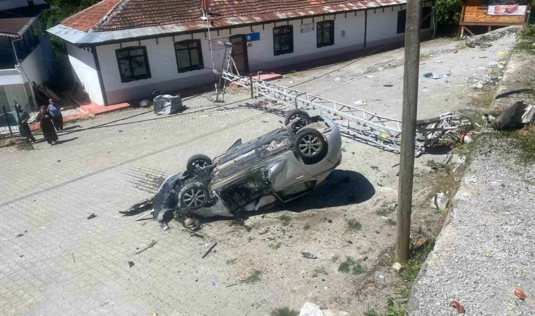 Kastamonu’nun Küre ilçesinde otomobilin takla atarak aydınlatma direğine çarptığı kazada