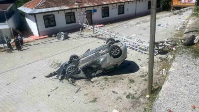Kastamonu’nun Küre ilçesinde otomobilin takla atarak aydınlatma direğine çarptığı kazada