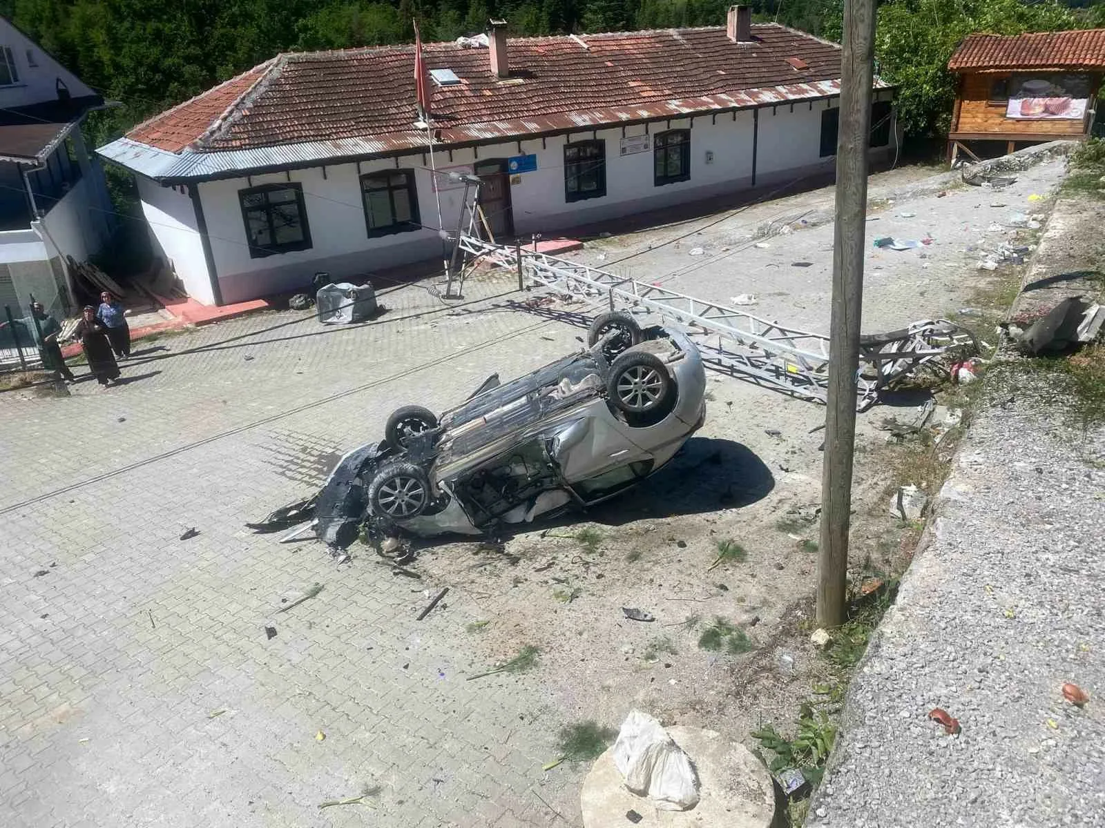 Kastamonu’nun Küre ilçesinde otomobilin takla atarak aydınlatma direğine çarptığı kazada