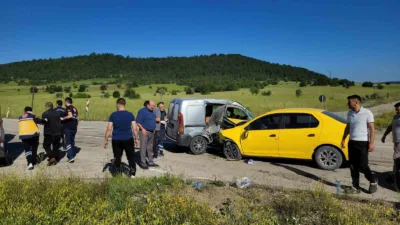 Karabük’ün Eflani ilçesinde taksi ile hafif ticari aracın çarpışması sonucu