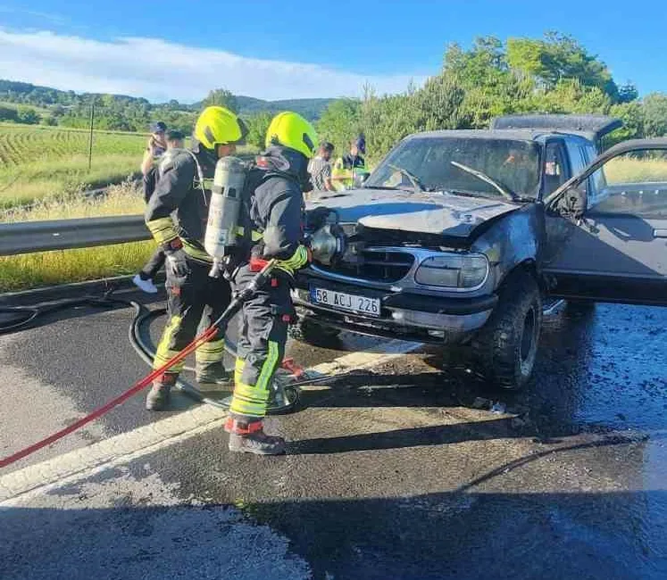 Bolu’da TEM Otoyolu’nda seyir halindeki bir cipte çıkan yangın paniğe
