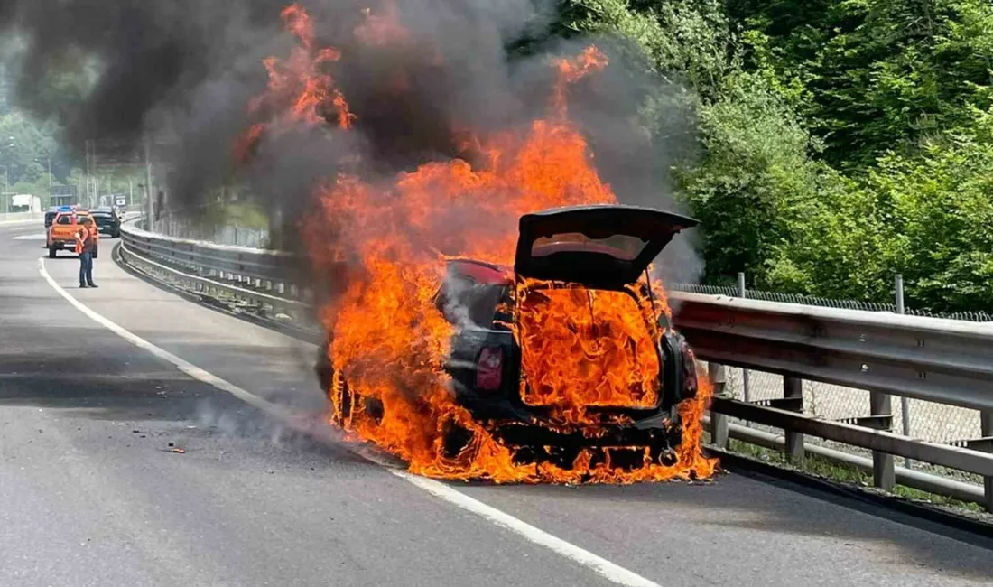 Bolu’da seyir halindeki otomobilde çıkan yangın, itfaiye ekiplerinin müdahalesiyle söndürüldü.