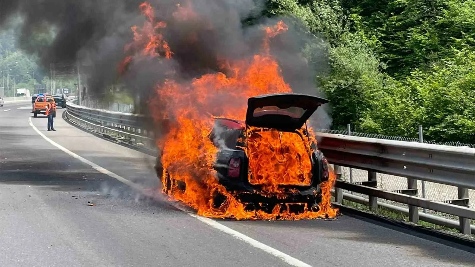 Bolu’da seyir halindeki otomobilde çıkan yangın, itfaiye ekiplerinin müdahalesiyle söndürüldü.