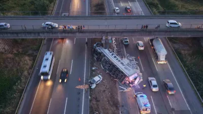 TEM Otoyolu’nun Büyük Melen mevkisinde halı yüklü tır ile otomobilin