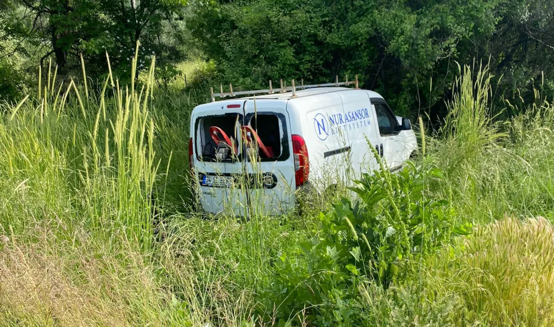 Bolu’da TEM Otoyolu’nun Köroğlu Rampaları mevkiinde minibüsle hafif ticari aracın