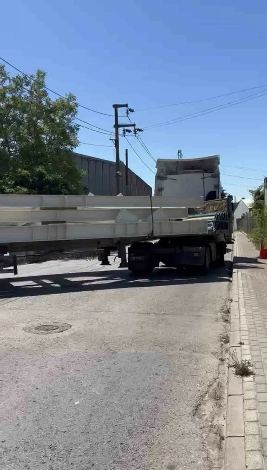 Kocaeli’nin Gebze ilçesinde tırın dorsesi ile bahçe duvarı arasında kalan