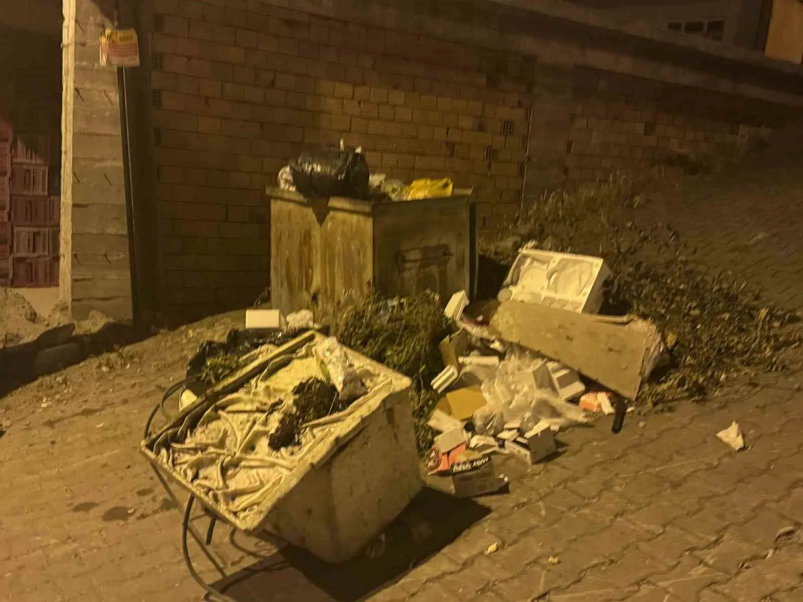 Zonguldak’ta toplanmayan çöpler vatandaşın tepkisine neden oldu. Zonguldak’ın bir çok
