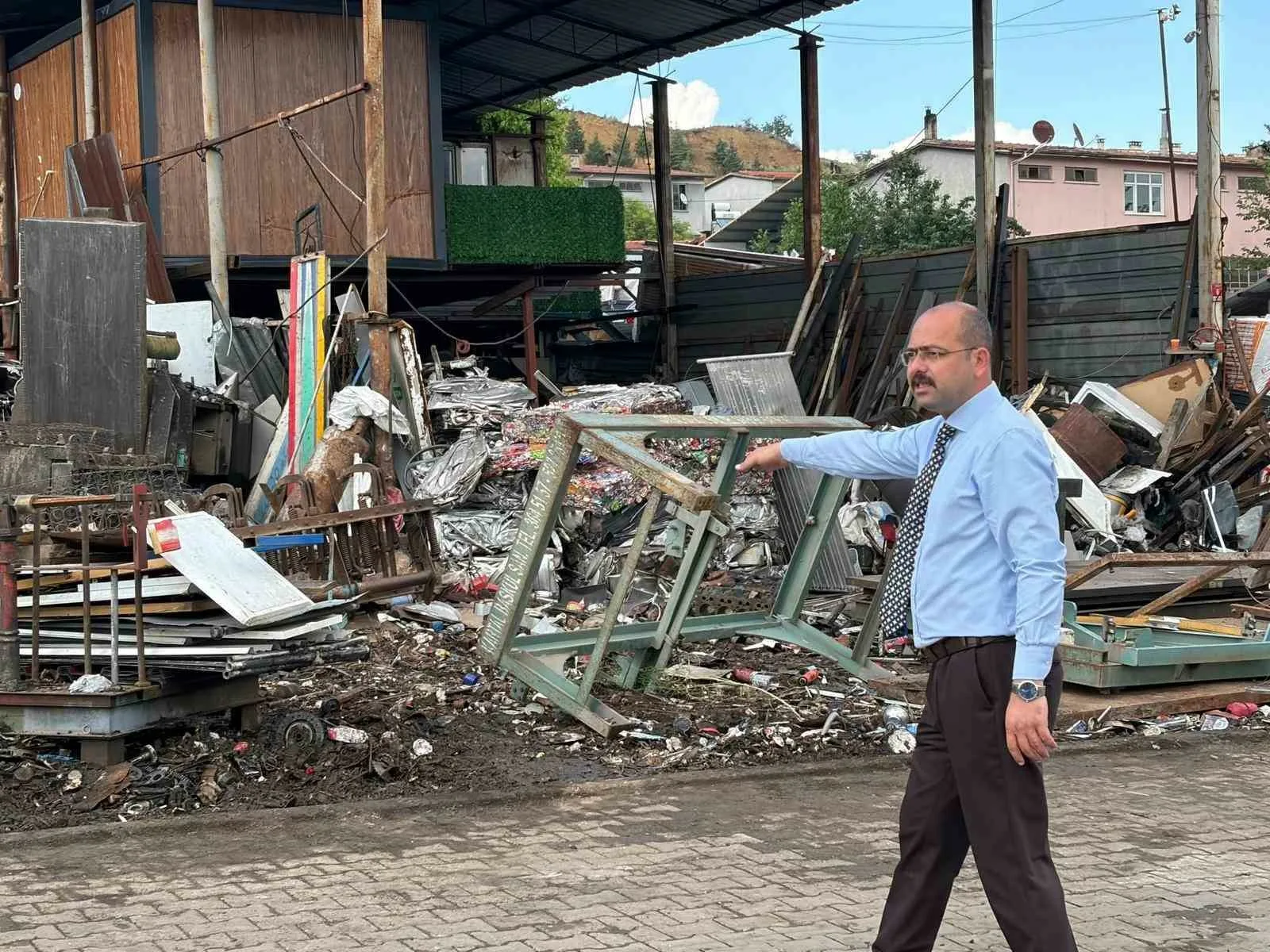 Tosya Belediyesi ekipleri tarafından Oto Sanayi Bölgesi’nde çevre temizliği gerçekleştirerek,