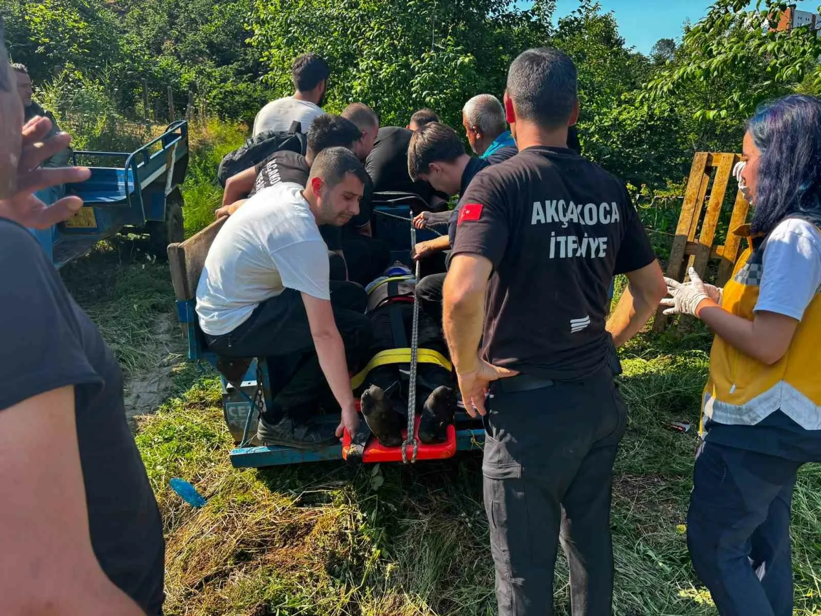 Düzce’nin Akçakoca ilçesinde traktörün devrilmesi sonucu meydana gelen trafik kazasında