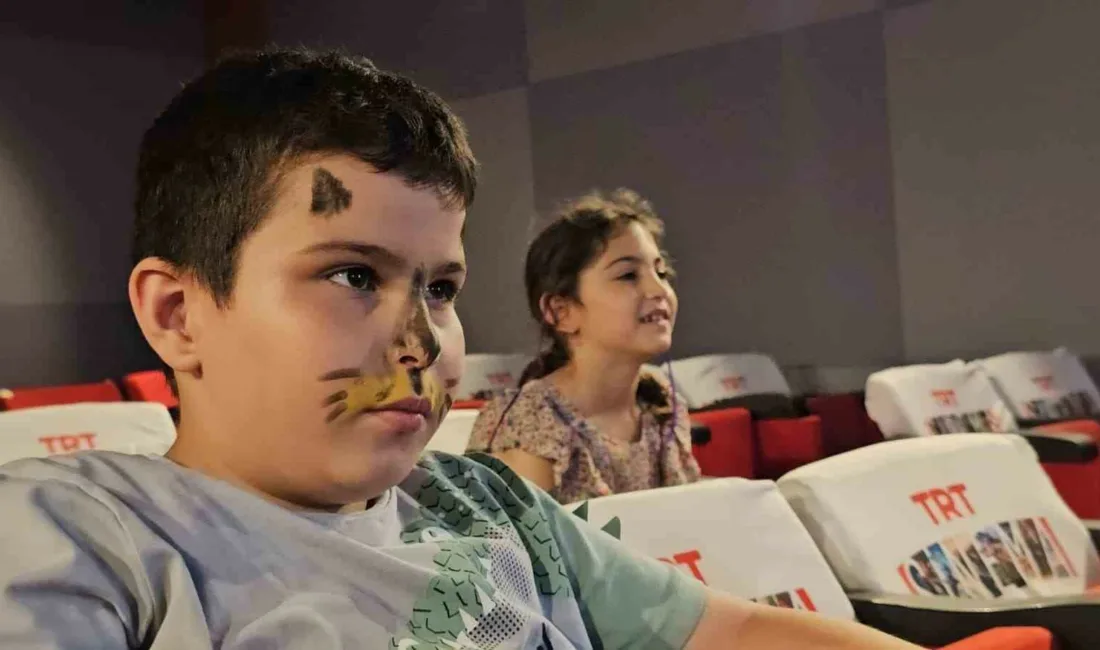 Zonguldak’ta sahil bandına konuşlandırılan TRT Sinema Tırı çocuklara eğlenceli dakikalar
