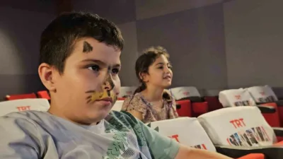 Zonguldak’ta sahil bandına konuşlandırılan TRT Sinema Tırı çocuklara eğlenceli dakikalar