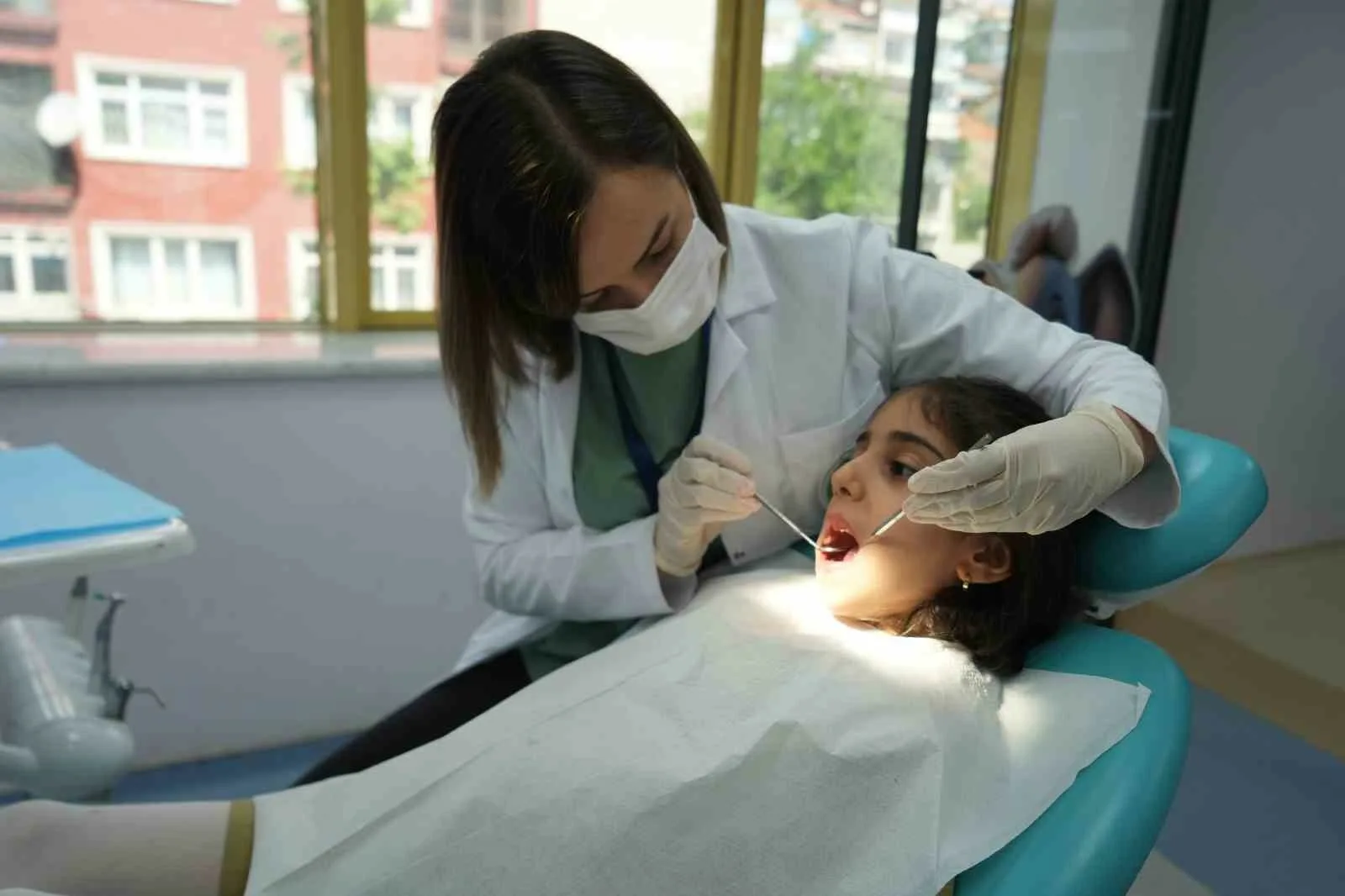 Öğretim Üyesi Uzm. Dr. Hülya Çerçi Akçay, süt dişlerinin “nasıl