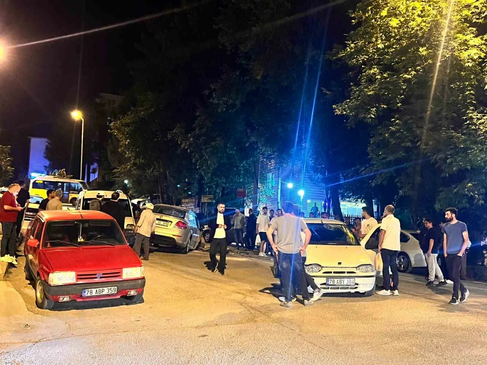 Karabük’te 5 aracın karıştığı ve 2 kişinin yaralandığı zincirleme trafik